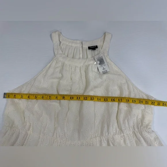 Torrid NWT 1 Sleeveless Blouse White Eyelet Lace Tiered Ruffle Keyhole Back Sz 2 - Picture 6 of 10